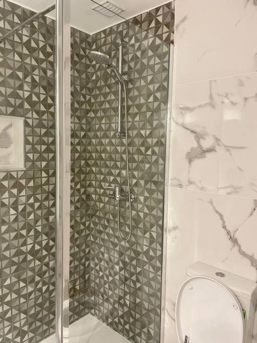 Newly Refurbished 2 Bed Appt Виламура Екстериор снимка