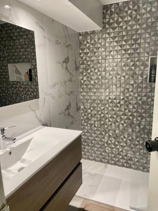 Newly Refurbished 2 Bed Appt Виламура Екстериор снимка